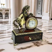 На память: Сувенирные настольные часы из яшмы с бронзовым конём — фотография 1