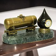 На память: Винтажные настольные часы «Цистерна с нефтью» из бронзы и змеевика — фотография 1