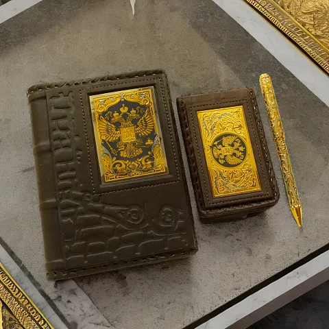 Набор «Ежедневник, кожаная визитница, ручка с гравировкой» — оригинальный подарок