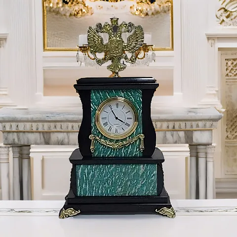 На память: Сувенирные настольные часы «Герб» из амазонита и долерита