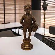 Композиция «Озорник» из бронзы в подарок — фотография 1