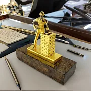 Подставка под ручку "Строитель". Позолоченная — красивый подарок — фотография 1