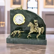 Подарочные настольные часы «Всадник» на змеевике — фотография 1