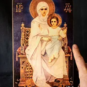 Икона деревянная "Богоматерь на престоле" в подарок — фотография 1