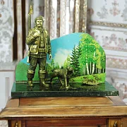 Бронзовый сувенир «Охотник» — лесной сюжет на змеевике — необычный подарок — фотография 1