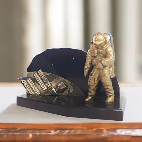 Бронзовая фигурка «В космосе» — оригинальный подарок
