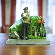 На память: Бронзовый сувенир «За безопасность движения» — фотография 1