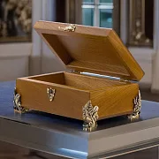 На память: Деревянная шкатулка с бронзовыми элементами — фотография 1