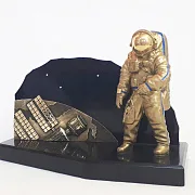 Бронзовая фигурка «В космосе» — оригинальный подарок — фотография 2