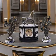 На память: Каминные часы «Конь» с канделябрами — фотография 1